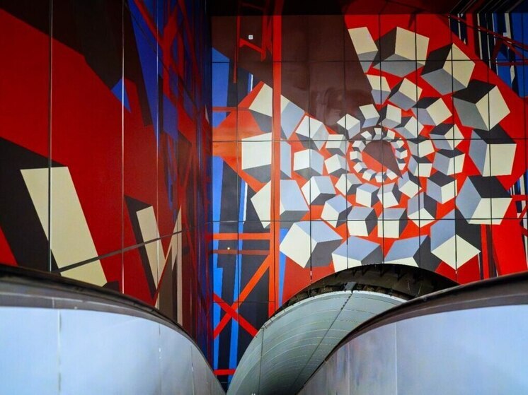 На новой станции «Путиловская» появились большие панно над эскалаторами