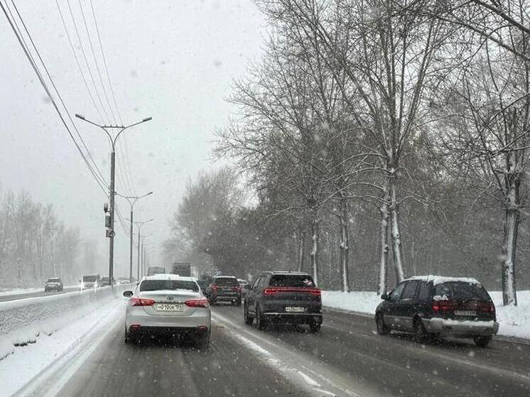 Новосибирск встал в пробках из-за мощного снегопада
