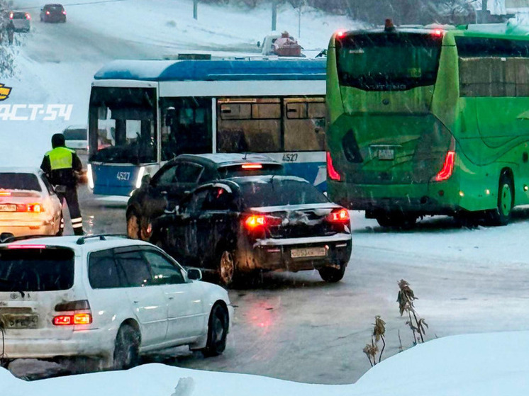 Массовая авария с участием троллейбуса №7 произошла на улице Доватора в Новосибирске