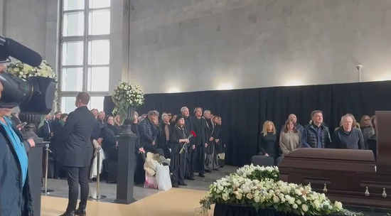 Друзья и родные почтили память Юрия Николаева минутой молчания