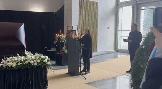 Жена и племянница Николаева произнесли прощальную речь на церемонии прощания с телеведущим