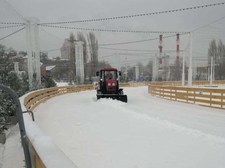 В Воронеже начали монтировать каток на Адмиралтейской площади