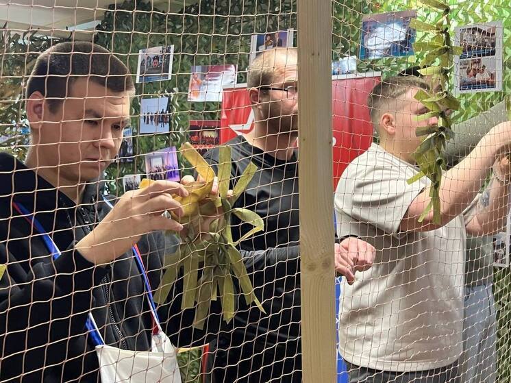 Еженедельный волонтерский субботник по плетению масксетей прошел в Аксарке