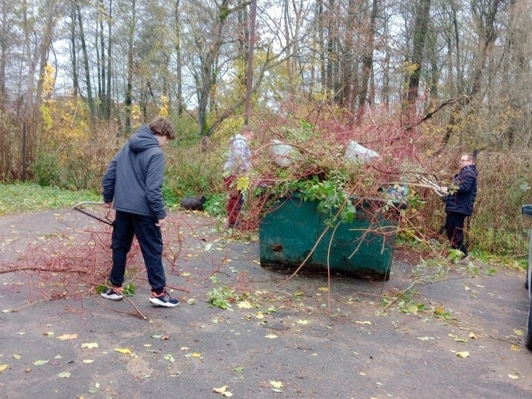 Гурьевские студенты помогли в благоустройстве храма Всех Святых