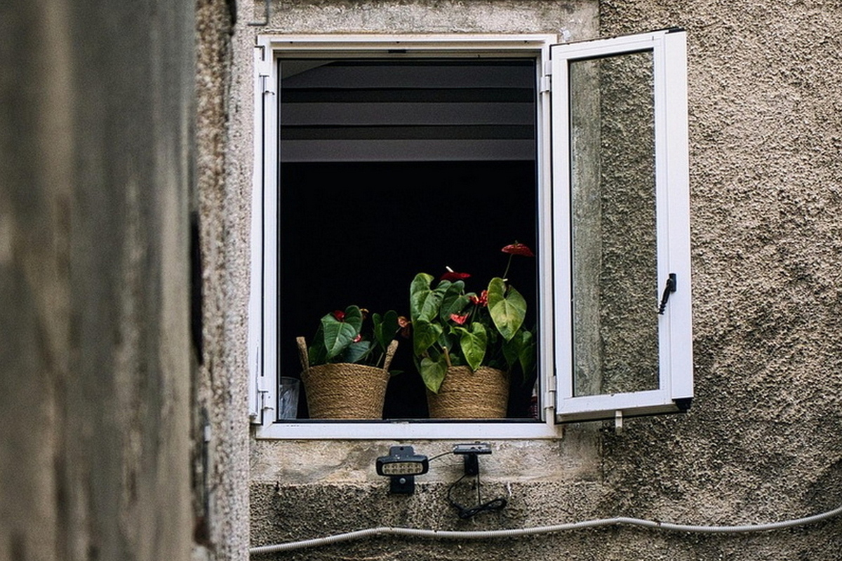 Мужчина вылетел с пятого этажа военкомата на Украине