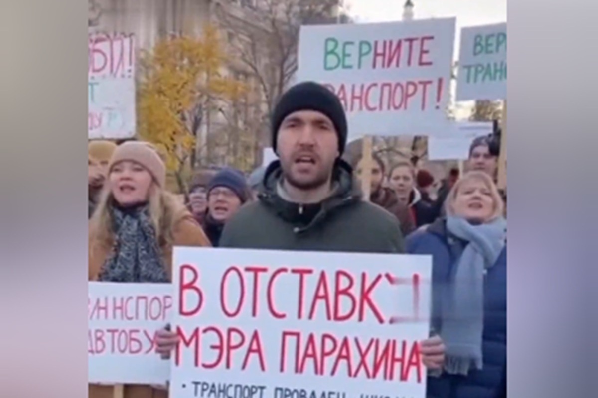 Poslanec v Orlu poskušal prestrašiti župana z mitingom, ustvarjenim z umetno inteligenco