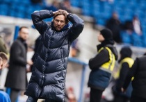 В матче-открытии 15 тура Российской премьер-лиги московское «Динамо» на своем поле проиграло тольяттинскому «Акрону» - 1:2. Это худший первый круг чемпионата для столичного клуба за долгие годы. С главным тренером Валерием Карпиным динамовцы идут по графику влета в Первую лигу. Болельщики команды требуют отставки специалиста.