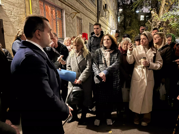 В Ростове глава Октябрьского района встретился с жителями частично эвакуированного дома на Ивановского