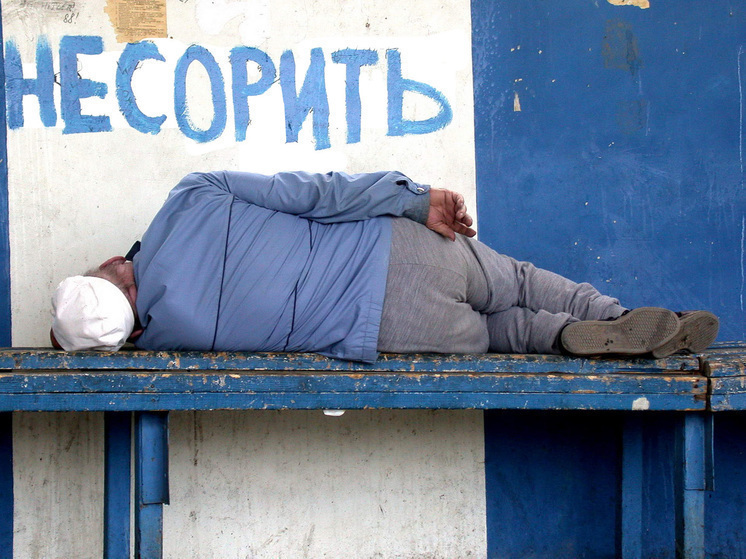 В Энгельсе обокрали пьяного парня, уснувшего на улице