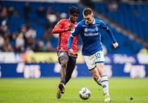 «Динамо» проиграло «Акрону» и завершило первый круг РПЛ на 9-м месте, повторив график сезона-2015/16, когда оно вылетело в ФНЛ. Валерий Карпин назвал результат неудовлетворительным, указав на слабую атаку и «смешные» пропущенные голы, вызванные ошибками в центре поля. По его словам, проблема — в менталитете: игроки порой «ходят пешком», не проявляя инициативы.Также тренер заверил, что вылета в Первую лигу не будет, признав: психологическое давление из-за повторяющихся ошибок ощущается сильно.