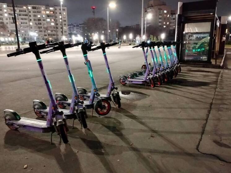 Fast zwei Monate nachdem Orenburg strenge neue Regeln für die Vermietung von Elektrorollern eingeführt hat, hat sich die Situation auf den Straßen der Stadt kaum verändert.