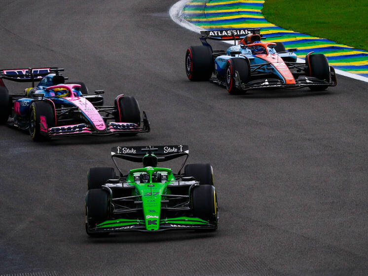 Пилот "Формулы-1" Пиастри въехал в стену во время бразильского спринта