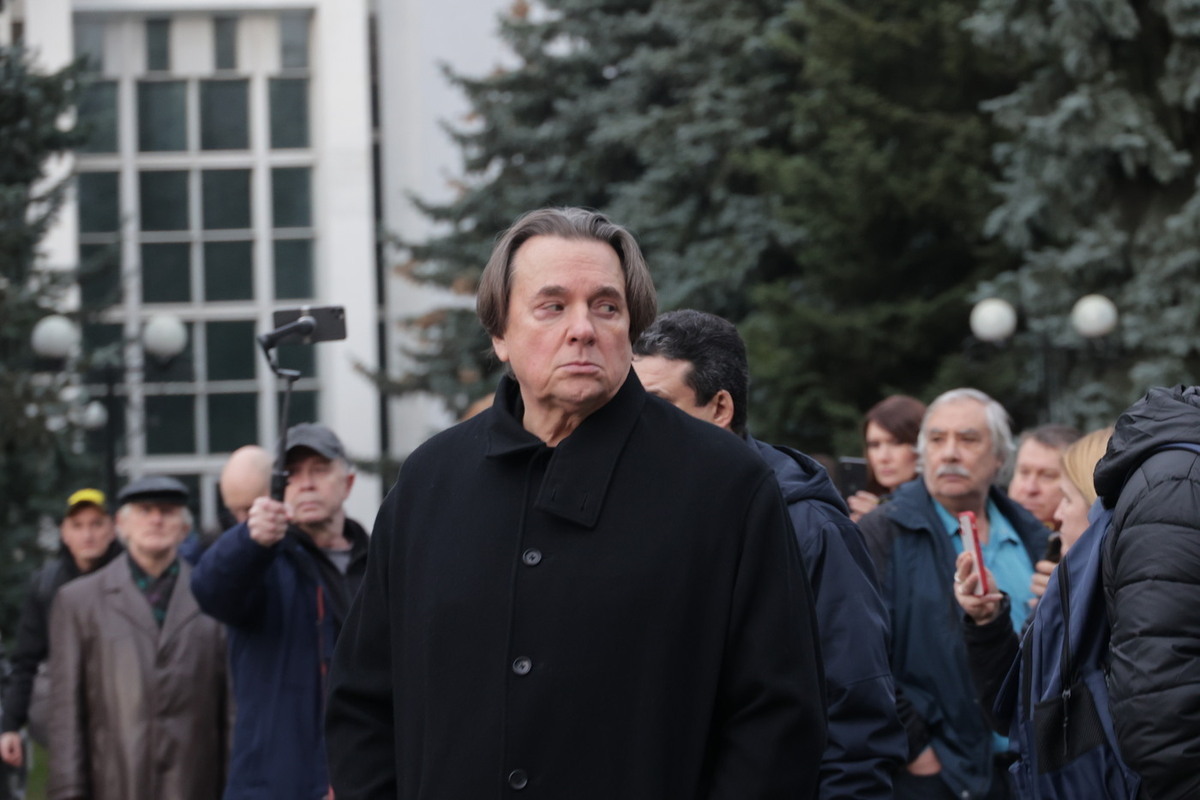 V Moskvi se poslavljajo od televizijskega voditelja Jurija Nikolajeva