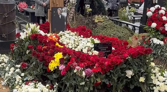 Могила Юрия Николаева утопает в цветах