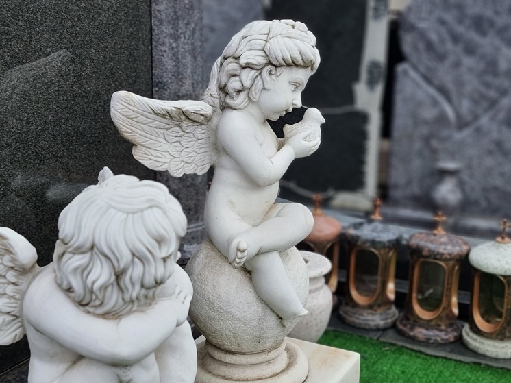 Иеромонах Феодорит: поедание конфет с могил не грех, но не рекомендуется