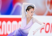 После короткой программы на этапе Гран-при «Идель» в Казани Дина Хуснутдинова и Софья Муравьева набрали одинаково — 72,60 балла, но по критерию технической оценки Дина заняла первое место, Соня — второе. Дарья Садкова — третья. Дина, выступая в родном городе, впервые чисто исполнила тройной аксель. Софья представила неожиданное прочтение «Кармен» — новую программу в постановке Авербуха. Все три спортсменки показали личные рекорды или приблизились к ним. Завтра пройдёт произвольная программа.