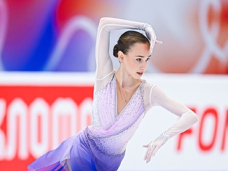 После короткой программы на этапе Гран-при «Идель» в Казани Дина Хуснутдинова и Софья Муравьева набрали одинаково — 72,60 балла, но по критерию технической оценки Дина заняла первое место, Соня — второе. Дарья Садкова — третья. Дина, выступая в родном городе, впервые чисто исполнила тройной аксель. Софья представила неожиданное прочтение «Кармен» — новую программу в постановке Авербуха. Все три спортсменки показали личные рекорды или приблизились к ним. Завтра пройдёт произвольная программа.