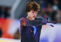 На третьем этапе Гран-при России в Казани после короткой программы лидирует Владислав Дикиджи, откатавший программу под музыку из «Интерстеллара» с двумя четверными прыжками, но допустивший ошибку во вращении. Вторым идёт Глеб Лутфуллин, выступивший на родном льду с новой программой и стабильным прыжковым контентом. Артур Даниелян, показав практически чистый прокат с четверным сальховом, замыкает тройку лидеров.