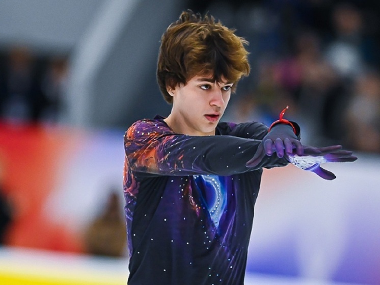 На третьем этапе Гран-при России в Казани после короткой программы лидирует Владислав Дикиджи, откатавший программу под музыку из «Интерстеллара» с двумя четверными прыжками, но допустивший ошибку во вращении. Вторым идёт Глеб Лутфуллин, выступивший на родном льду с новой программой и стабильным прыжковым контентом. Артур Даниелян, показав практически чистый прокат с четверным сальховом, замыкает тройку лидеров.