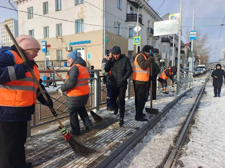 В Улан-Удэ продолжается уборка снега