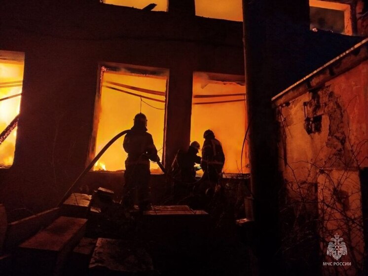 В Екатеринбурге потушили крупный пожар на складе стройматериалов