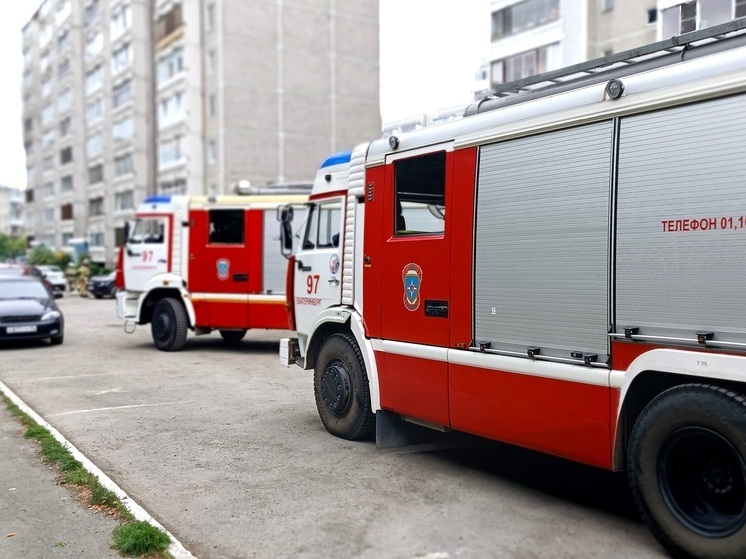 В Екатеринбурге произошел пожар в здании гаражного кооператива