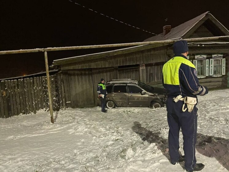 В Нижней Салде машина наехала на столб, сбила пешехода и врезалась в ворота дома