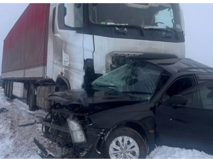 Грузовик протаранил легковушку в Забайкалье, два человека погибли
