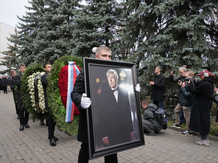      Каждое воскресенье ровно в 11 часов утра жизнь в Советском Союзе замирала