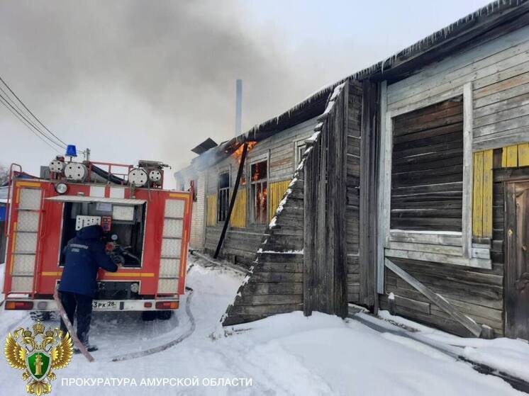 Бывшее здание Дома культуры воспламенило в селе Приамурья