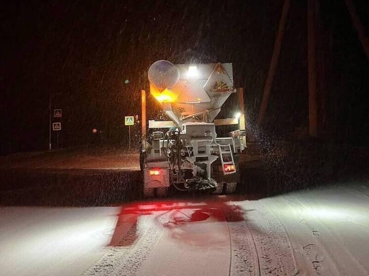 Очистка улиц от снега в Чите продолжается
