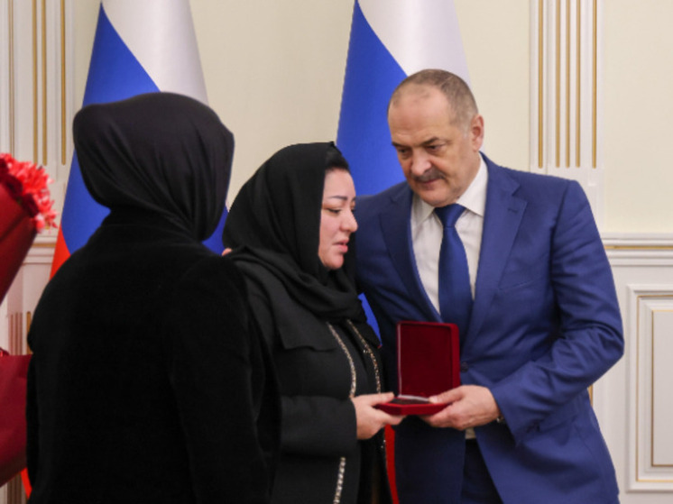  Меликов передал орден Интизар Мамутаевой ее дочерям