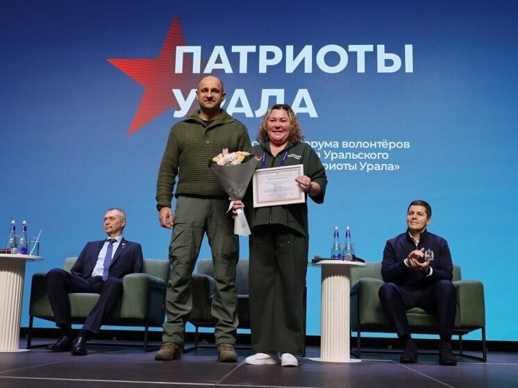 Артем Жога в Новом Уренгое наградил уральских волонтеров за помощь бойцам СВО