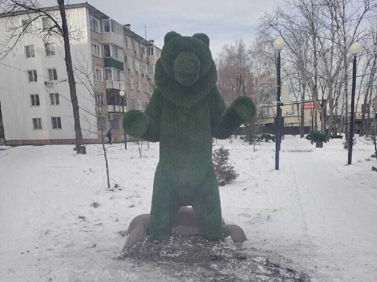 Поврежденную вандалами фигуру медведя вернули в хабаровский сквер «Большой Хехцир»