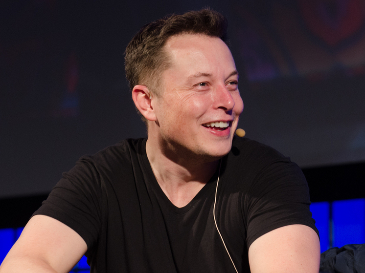Генеральный директор Tesla Илон Маск однажды намекнул, что покончил с политикой, но он все больше склоняется к международным ультраправым