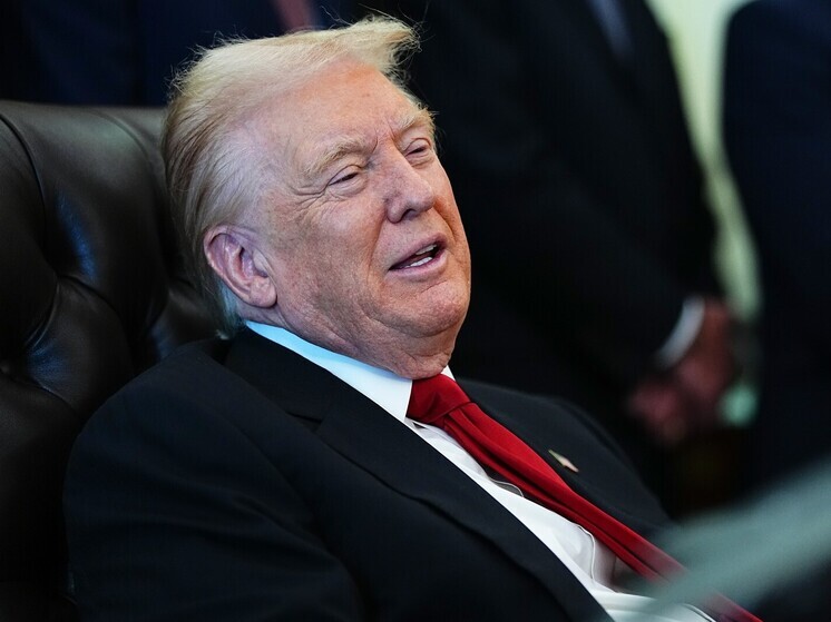 Фото с «закрытыми глазами» Трампа вызвали бурные обсуждения в соцсетях