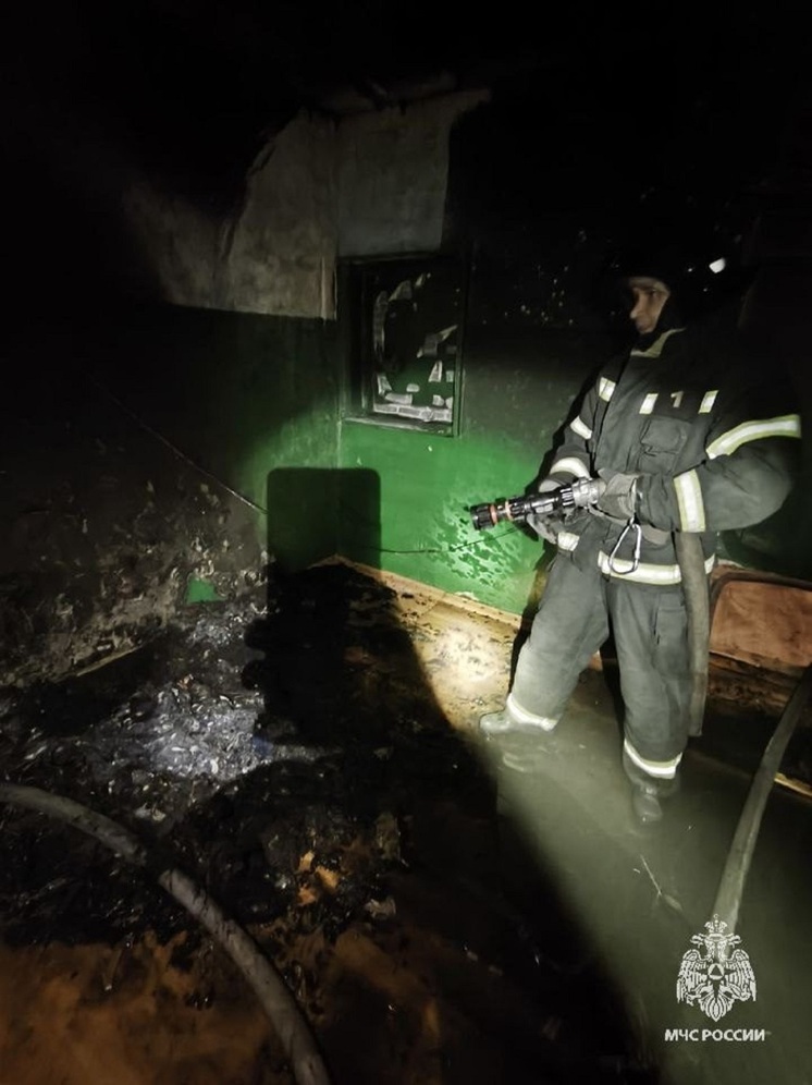 В Орле из горящего дома пожарные спасли человека