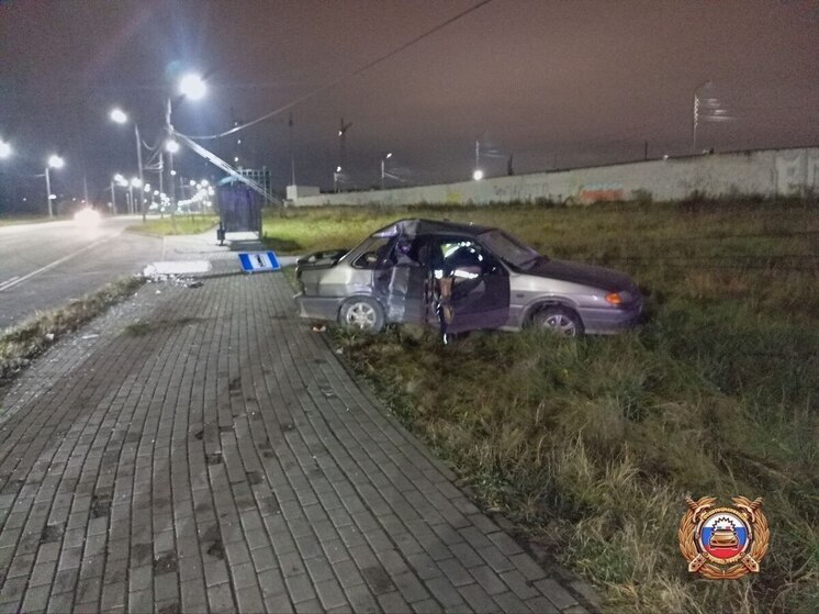 В Твери ВАЗ протаранил столб, водитель в реанимации