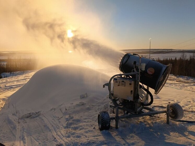 Оснежением склона готовят к сезону горнолыжный комплекс в Лабытнанги