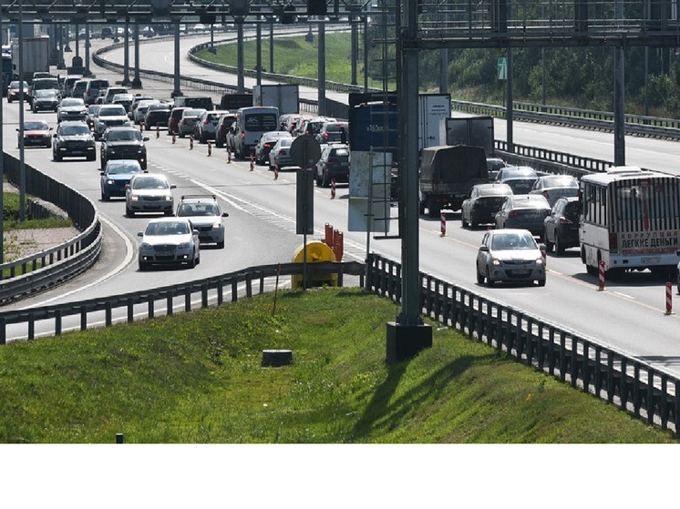 На транспортной развязке в СПб ожидаются пробки из-за ремонта полотна