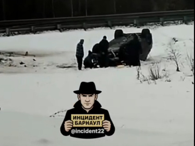 Водитель BMW пробил ограждение и опрокинулся в кювет на Чуйском тракте