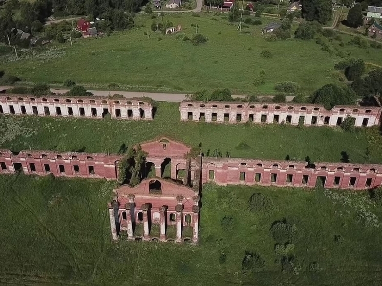 Несколько объектов культурного наследия, входящие в состав ансамбля «Казармы военных поселений» 1818 года постройки, поставили на учет в Новгородской области. Об этом сообщили в Управлении Росреестра по Новгородской области, сотрудники которого продолжают системную работу по сохранению исторического наследия региона. 