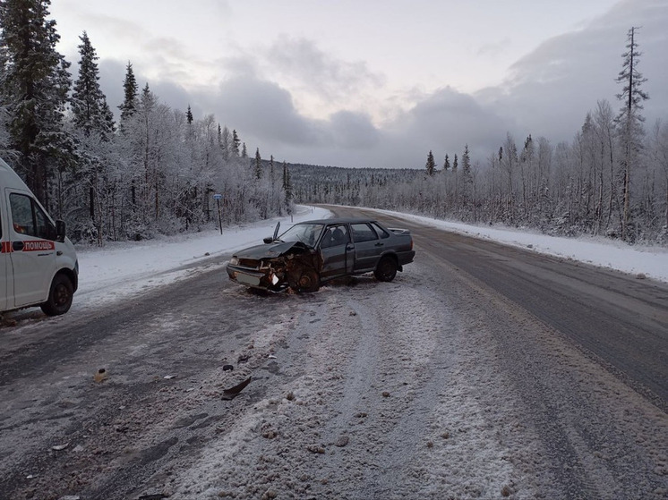Человека увезли в больницу после лобового столкновения под Апатитами