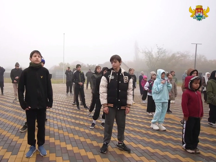 Чемпионы провели зарядку для школьников в Махачкале