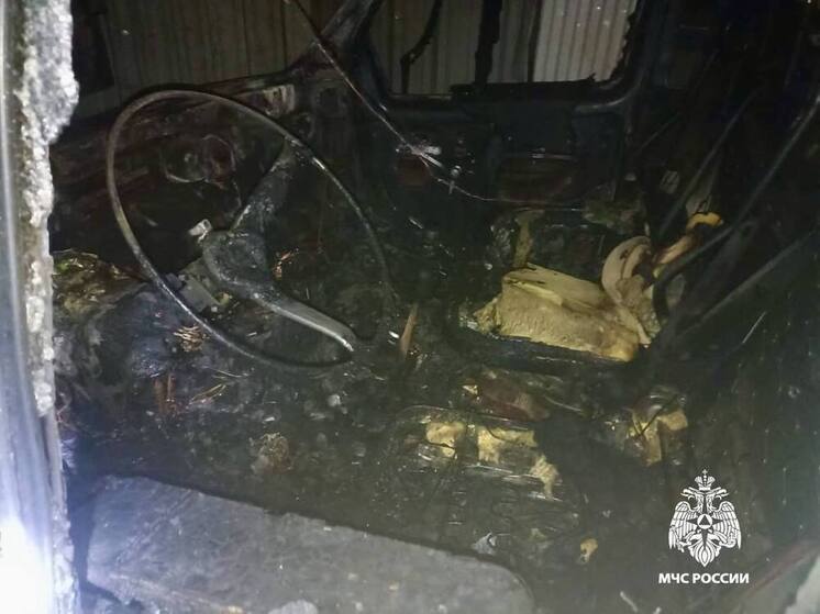 На бульваре в Твери вспыхнул фургон