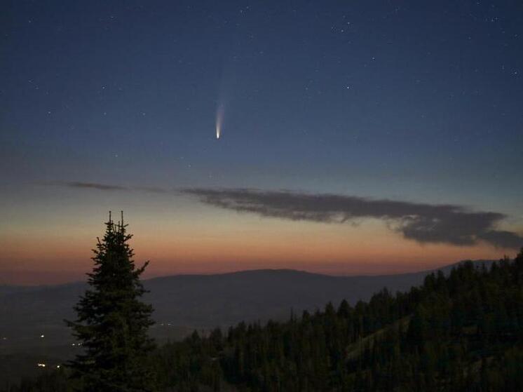 Alien Visit: An Unknown Shimmering Object Is Flying Towards Earth