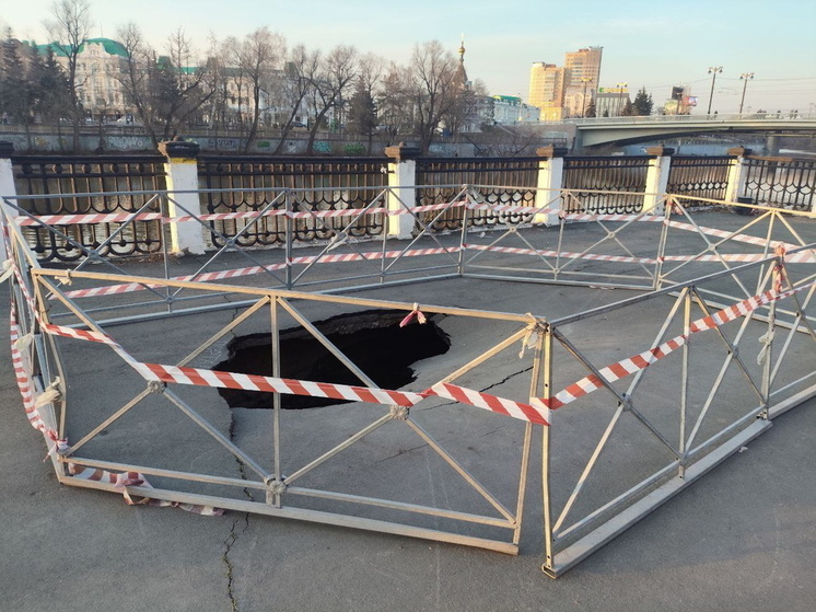 «Ребятишки сорвались»: в Омске у подъезда дома оставили опасную яму