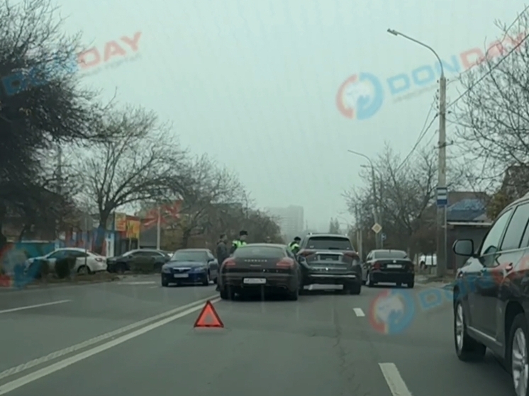 Люксовые иномарки столкнулись в центре Западного в Ростове