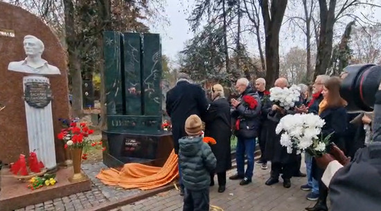 На Новодевичьем кладбище открыли памятник Александру Ширвиндту