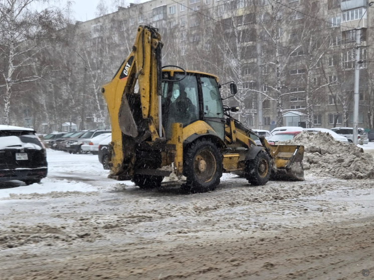 Свыше 70 единиц техники убирают снег на улицах Барнаула